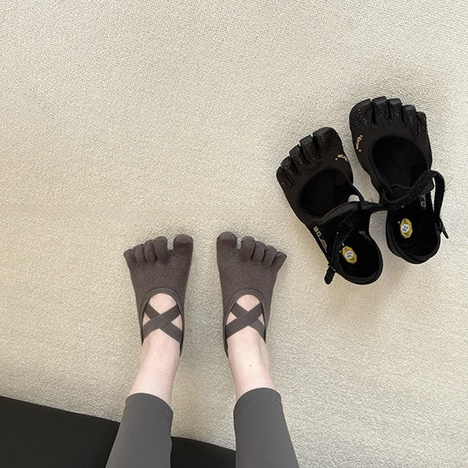 Medias Para Pilates Y Yoga - 女性用クロスストラップ5本指ヨガソックス滑り止めシリコングリップ付き通気性ピラティスバレフィットネスソックス（ホームスタジオ用）